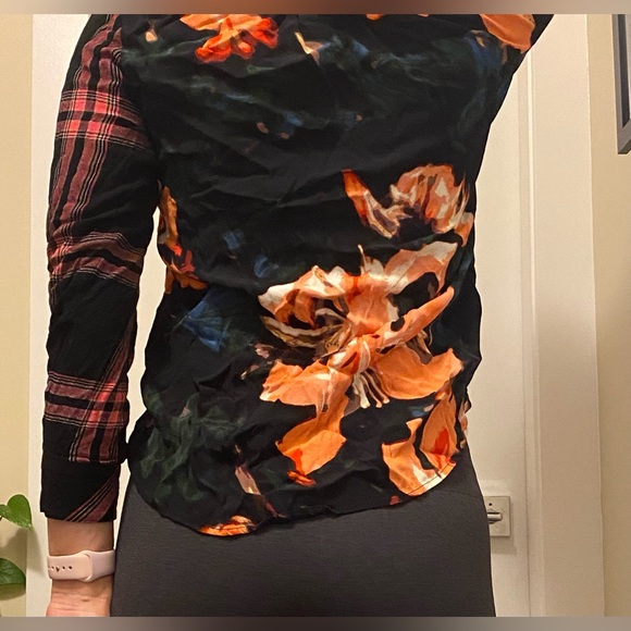 Guess Button Up Top - Small - Picture 2 of 5
